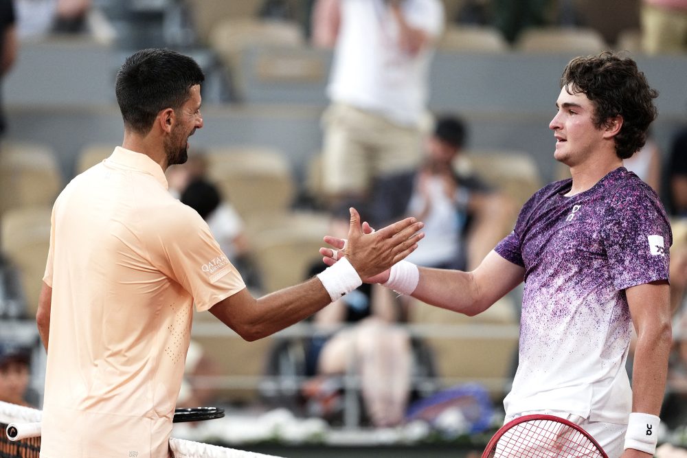 Joao Fonseca (r.) nimmt die Glückwünsche von Novak Djokovic entgegen