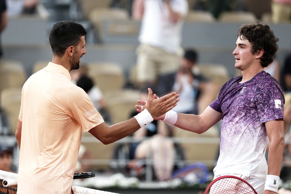 Joao Fonseca (r.) nimmt die Glückwünsche von Novak Djokovic entgegen