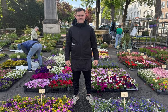 Blumenhändler Tiemen Lathouwers auf dem Eupener Freitagsmarkt