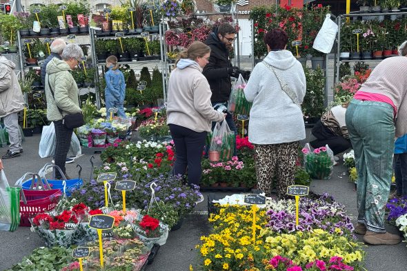 Kunden auf dem Eupener Freitagsmarkt