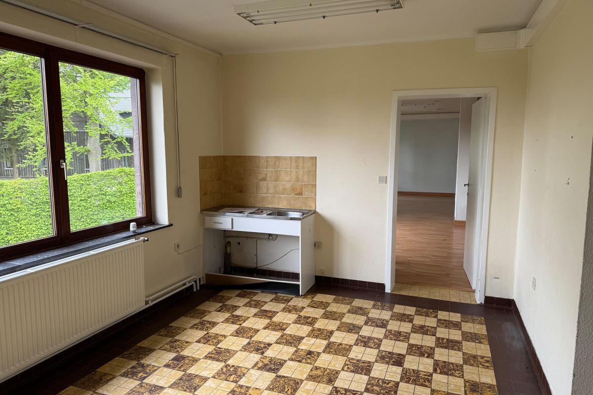 Gefliester Raum mit Spülbecken