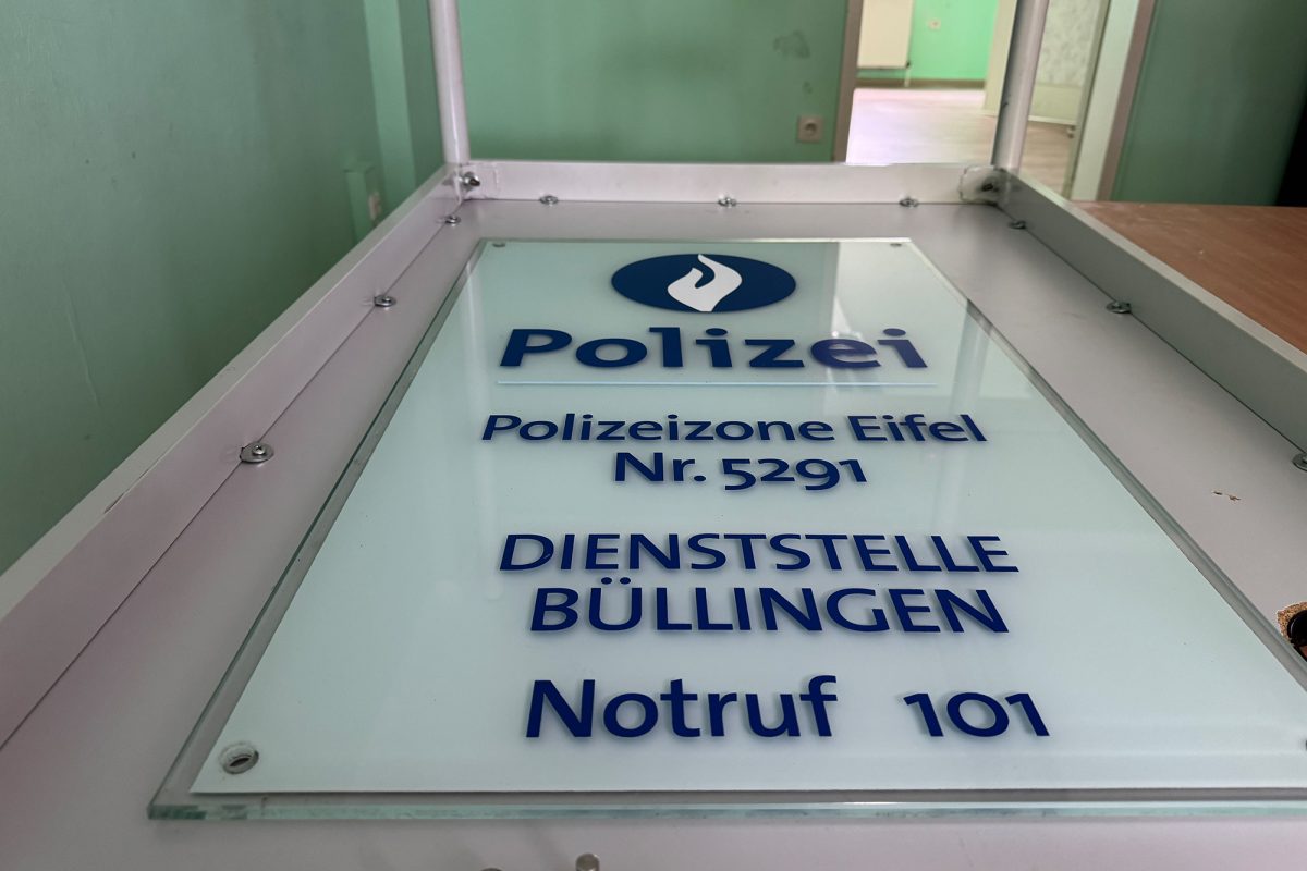 Das frühere Schild vom Eingang des Polizeigebäudes liegt auf einem Tisch