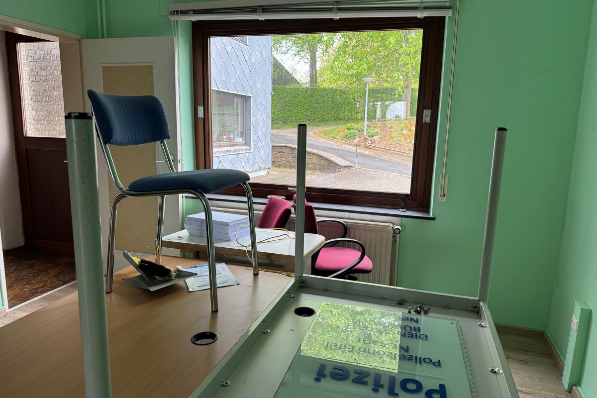 Früheres Büro mit Büromöbeln