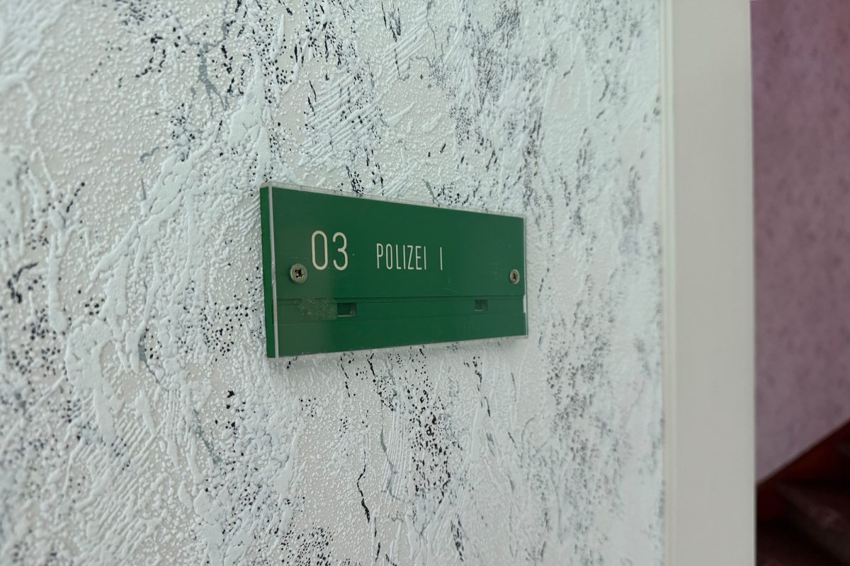 Türschild "Polizei I" an Wand