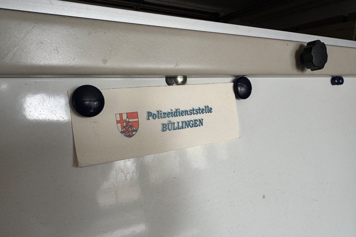 Whiteboard mit einem Zettel, auf dem "Polizeidienststelle Büllingen" steht