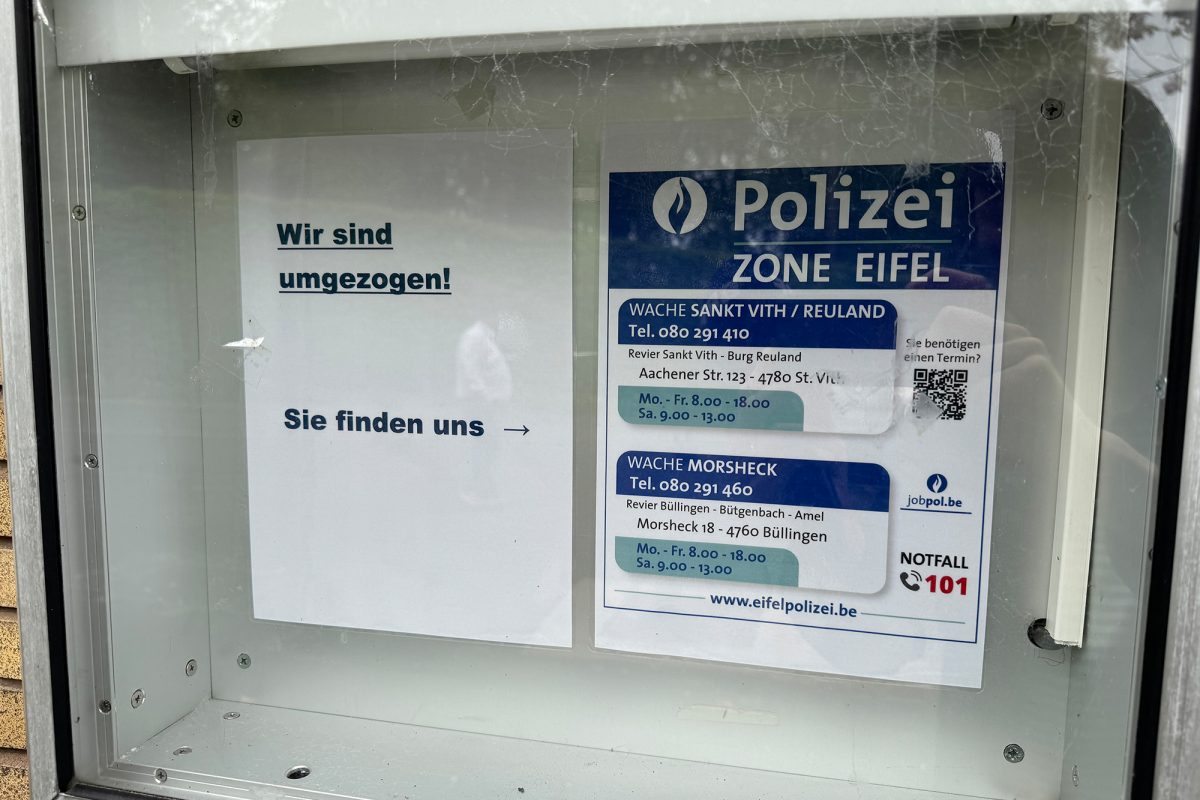 Früherer Schaukasten vor dem Polizeigebäude, mit dem Hinweis "Wir sind umgezogen"