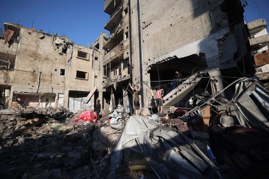 Zerstörte Gebäude nach einem Angriff auf das Flüchtlingslager Nuseirat im zentralen Gazastreifen