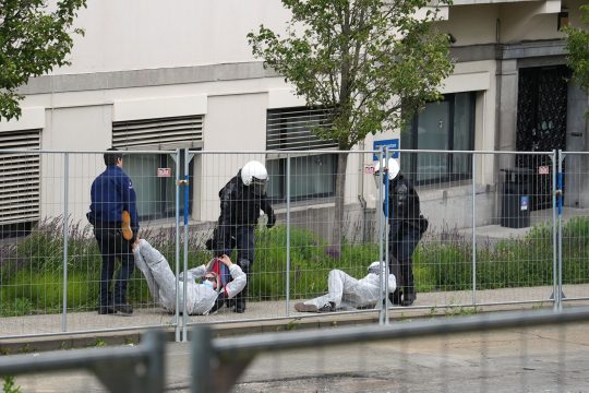 Polizisten entfernen pro-palästinensische Aktivisten vom Gelände der Universität Gent