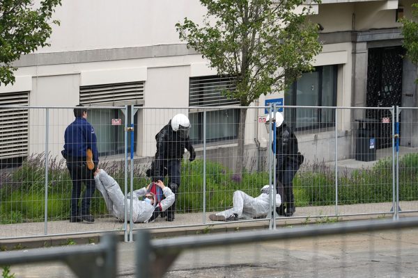 Polizisten entfernen pro-palästinensische Aktivisten vom Gelände der Universität Gent