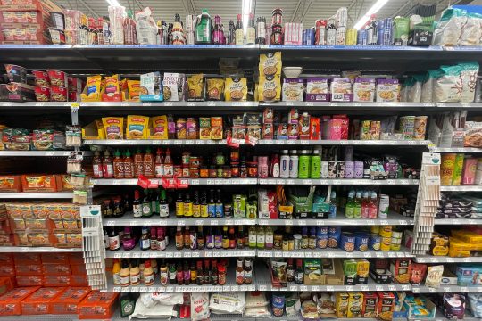 Gewürze und Lebensmittel im Supermarkt-Regal