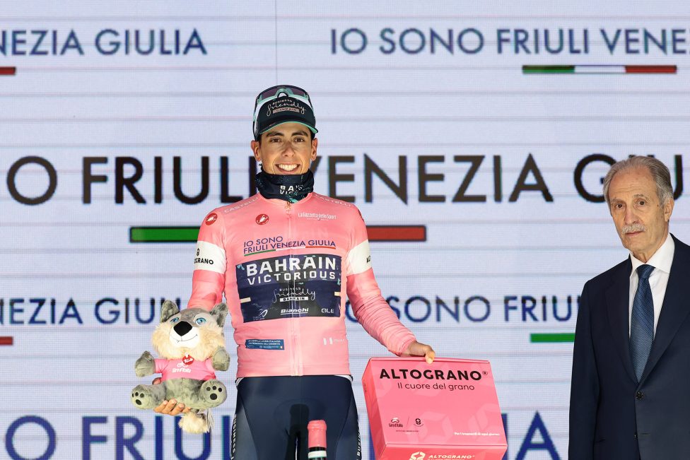 Der Portugiese Afonso Eulalio steht auf dem Siegerpodium
