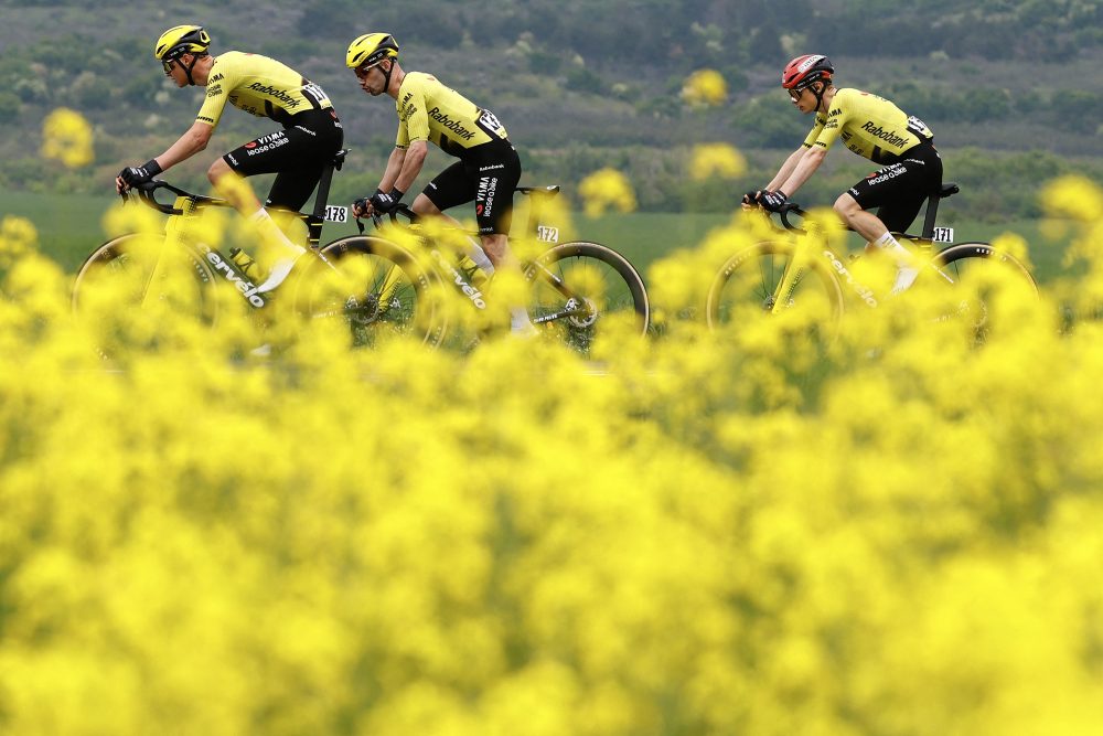 Jonas Vingegaard (rechts) vom Team Visma Lease a Bike mit Tim Rex (links) und Victor Campenaerts während der 2. Etappe des Giro d’Italia 2026