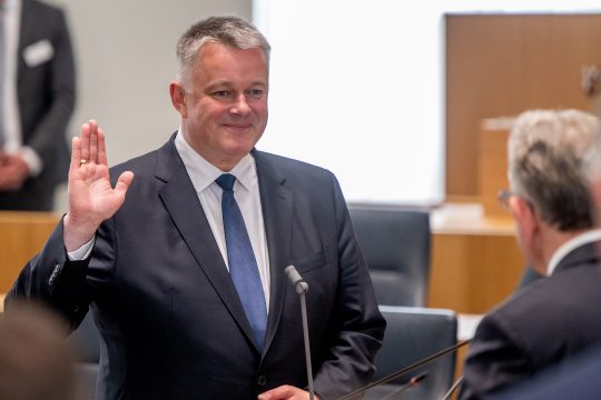 Der frischgebackene rheinland-pfälzische Ministerpräsident Gorden Schnieder legt am 18. Mai 2026 den Amtseid ab.