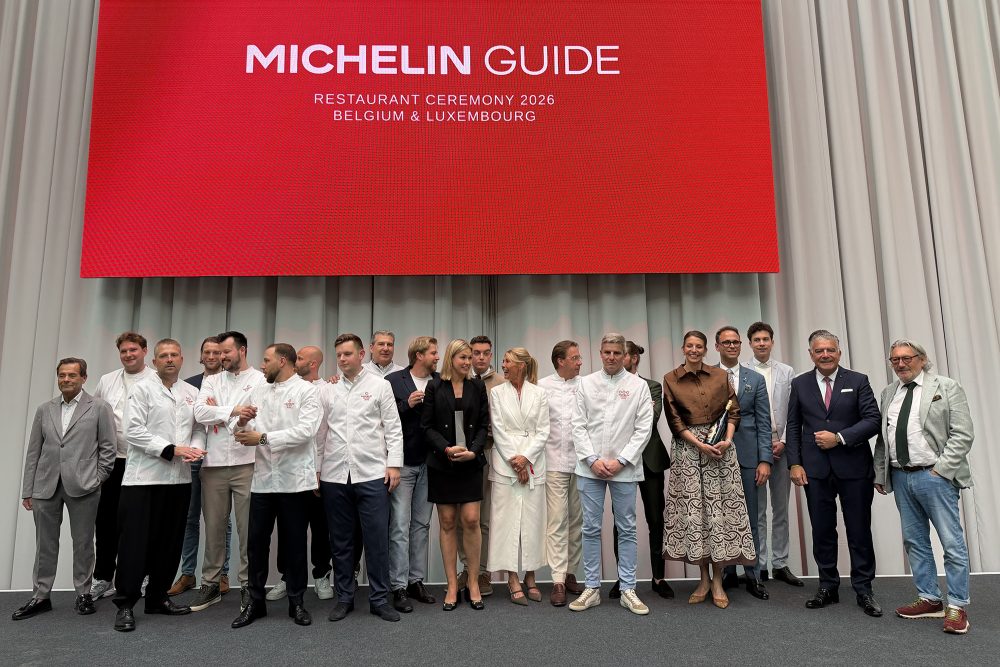 Sterneköche und Vertreter des Guide Michelin haben sich für ein Gruppenbild aufgestellt