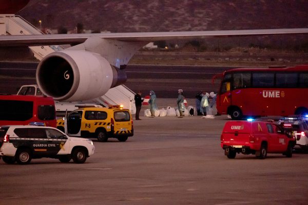 Passagiere der Hondius am Flughafen von Teneriffa
