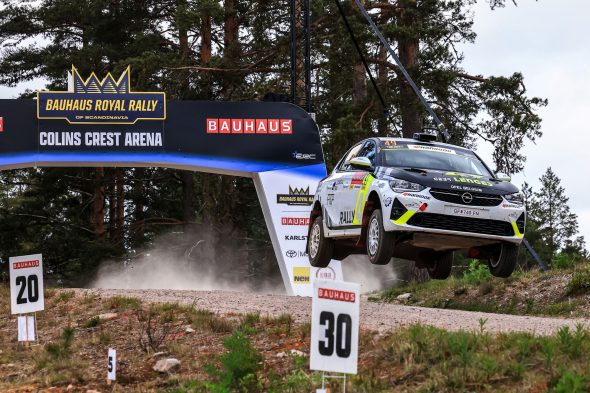 Der Opel Corsa Rally4 von Tom Heindrichs/Jonas Schmitz am Sprung "Colin's Crest" (Bild: Opel Motorsport)