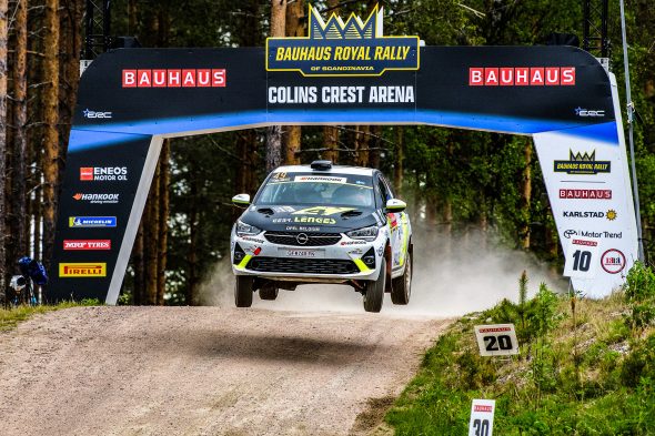 Der Opel Corsa Rally4 von Tom Heindrichs/Jonas Schmitz am Sprung "Colins Crest"