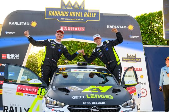 Tom Heindrichs und Jonas Schmitz auf dem Podium der Rallye Skandinavien