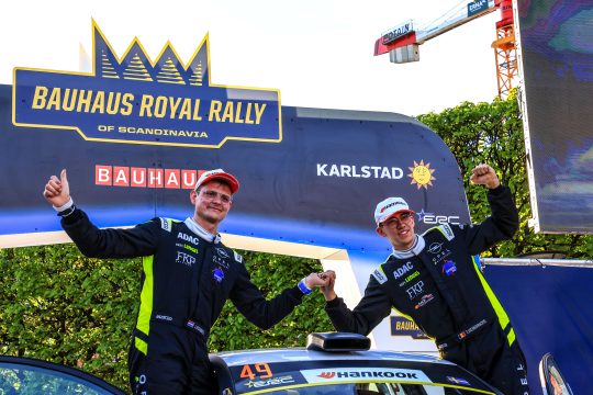Tom Heindrichs und Jonas Schmitz auf dem Podium der Rallye Skandinavien