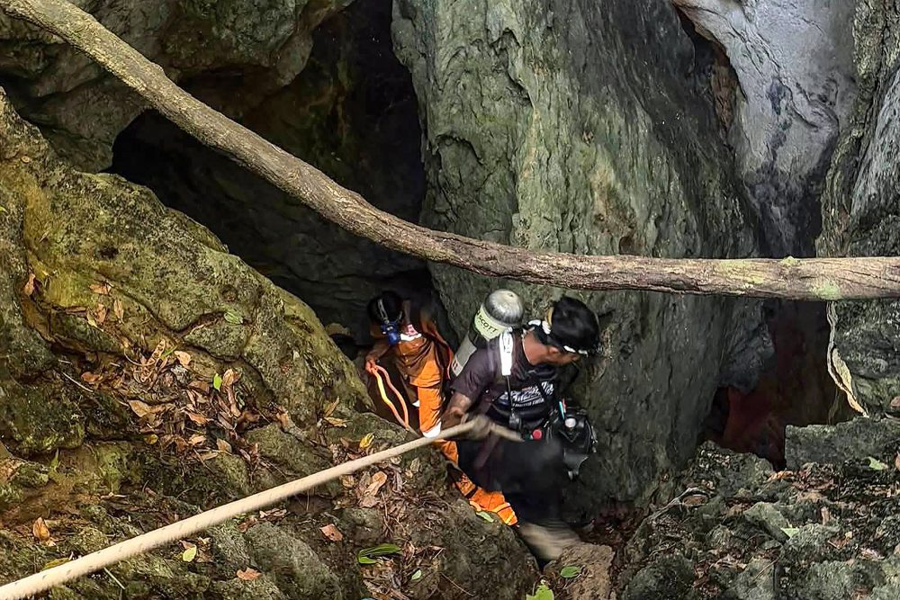 Rettungskräfte vor dem Eingang zur Höhle