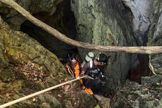 Rettungskräfte vor dem Eingang zur Höhle