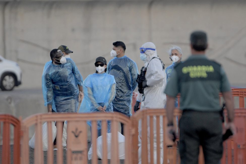 Passagiere der Hondius mit Schutzkitteln und Mundschutz beim Verlassen des Kreuzfahrtschiffs im Hafen von Granadilla de Abona auf Teneriffa