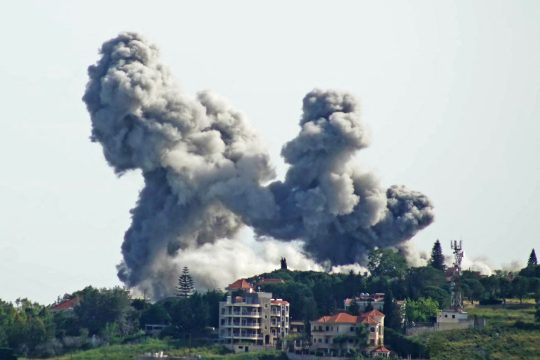 Rauchwolke nach israelischen Angriffen auf Dörfer im Süden Libanons