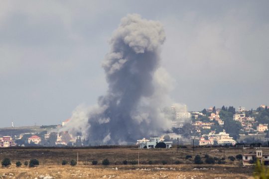 Rauchschwaden steigen nach einem israelischen Angriff über der südlibanesischen Ortschaft Maifadoun auf