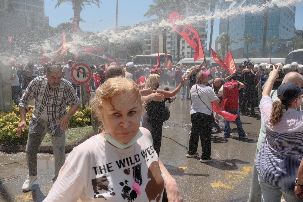 Bei einer Demonstration von CHP-Anhängern in Izmir setzt die Polizei Wasserwerfer ein