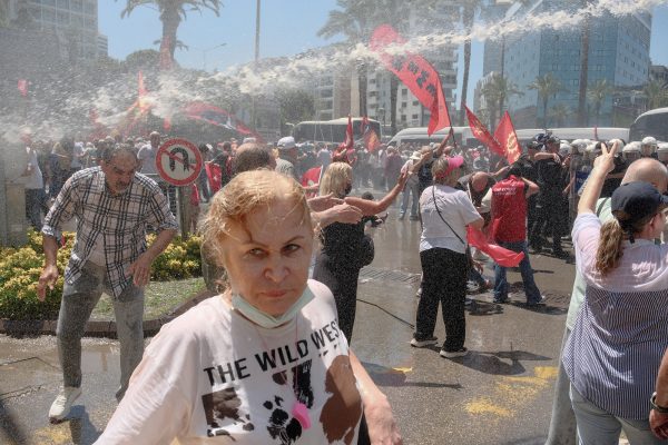 Bei einer Demonstration von CHP-Anhängern in Izmir setzt die Polizei Wasserwerfer ein