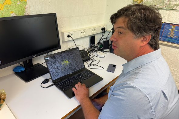 Johann Delcourt sitzt an seinem Laptop