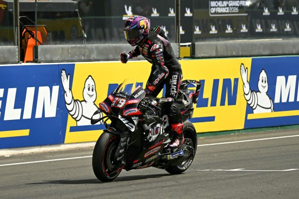 Jorge Martin triumphiert auf seinem Motorrad in Le Mans