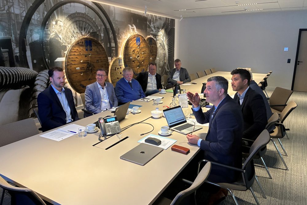 Pascal Arimont im Austausch mit der Unternehmensleitung des Kabelwerks Eupen