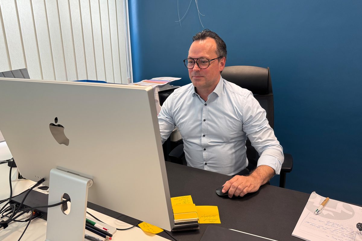 Der Direktor des Königlichen Athenäums Eupen, Christoph Willem, sitzt am Schreibtisch