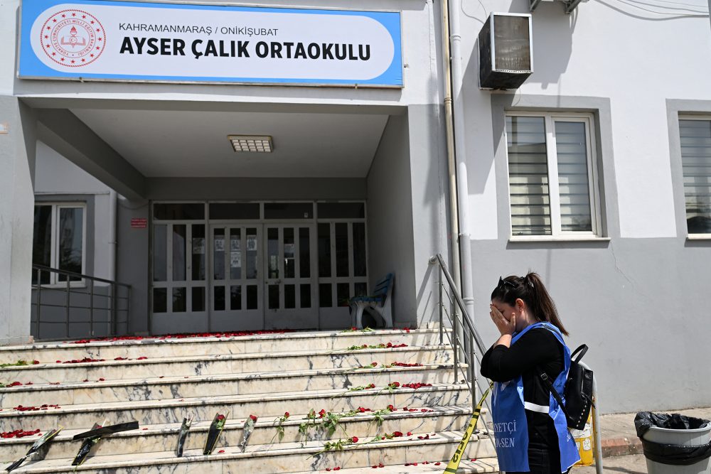 Frau trauert, Blumen liegen auf der Treppe vor der Schule in Kahramanmaras