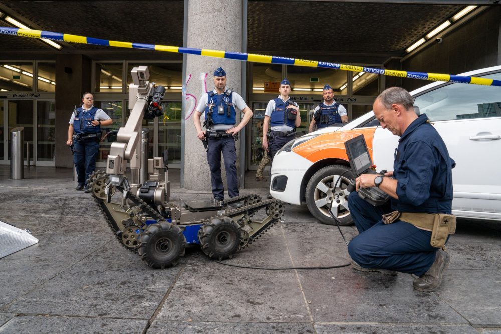 Mitarbeiter des Kampfmittelräumdienstes im Einsatz am Brüsseler Südbahnhof