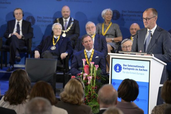 Der deutsche Bundeskanzler Friedrich Merz spricht zu den geladenen Gästen