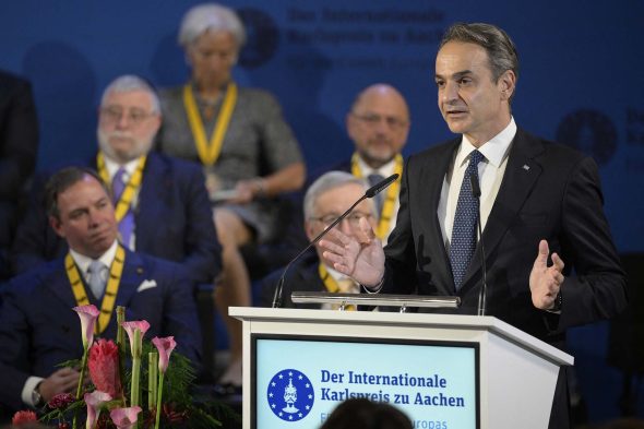 Griechenlands Premierminister Kyriakos Mitsotakis spricht zu den geladenen Gästen