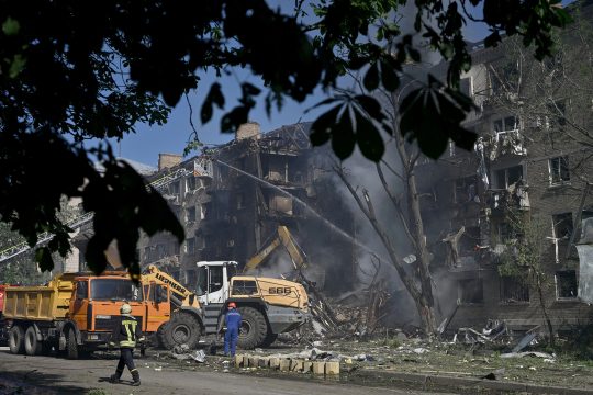 ukrainische Feuerwehrleute löschen ein brennendes mehrstöckiges Gebäude