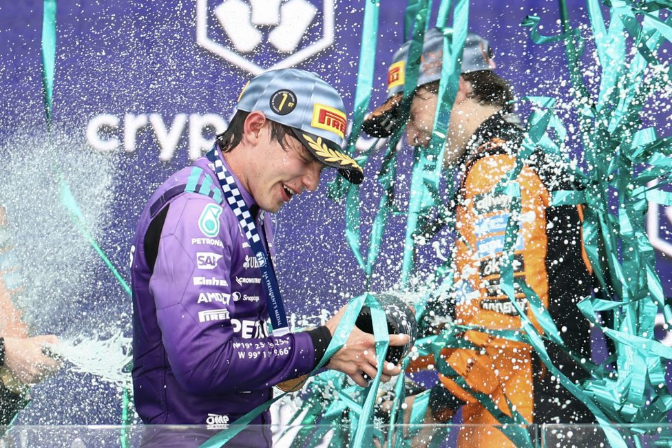 Kimi Antonelli mit Sektflasche und Luftschlangen auf dem Podium in Miami