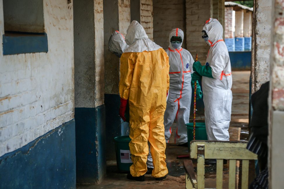 Gesundheitspersonal in Schutzausrüstung desinfiziert den Isolationsbereich für Ebola-Patienten im Hospital von Mongbwalu