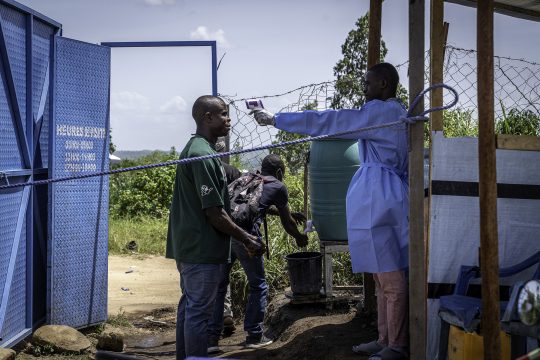 Krankenhaus-Mitarbeiter misst die Temperatur eines Besuchers am Rwampara Hospital in Ituri im Osten des Kongos