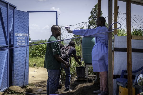Krankenhaus-Mitarbeiter misst die Temperatur eines Besuchers am Rwampara Hospital in Ituri im Osten des Kongos