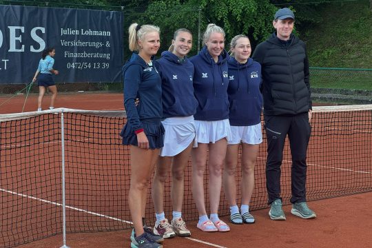 Die KTC-Spielerinnen Julia Rennert, Ely Cordinnier, Axana Mareen, Ely Cordonnier und Trainer Olivier Zimmermann posieren vor einem Tennis-Spielfeld für ein Gruppenbild