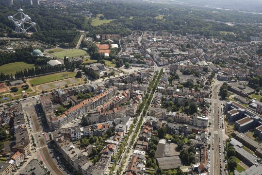 Der Brüsseler Stadtteil Laken aus einem Helikopter heraus fotografiert, links oben das Atomium