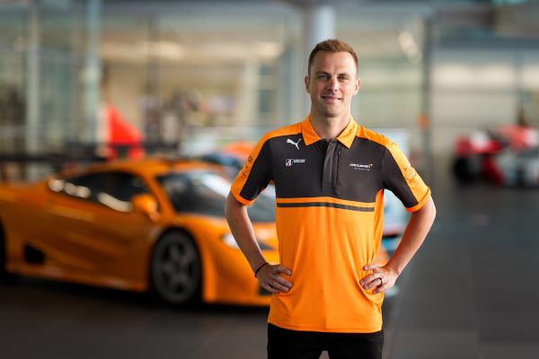 Laurens Vanthoor im McLaren-T-Shirt