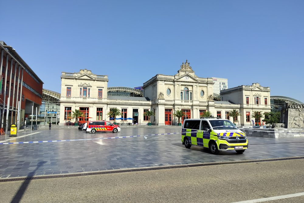 Absperrung vor dem Bahnhof Löwen