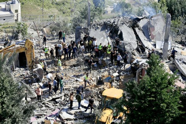 Zerstörungen nach einem israelischen Luftangriff auf das libanesische Dorf Saksakieh, Gebäude sind zerbombt, Ersthelfer suchen nach Opfern unter Trümmern