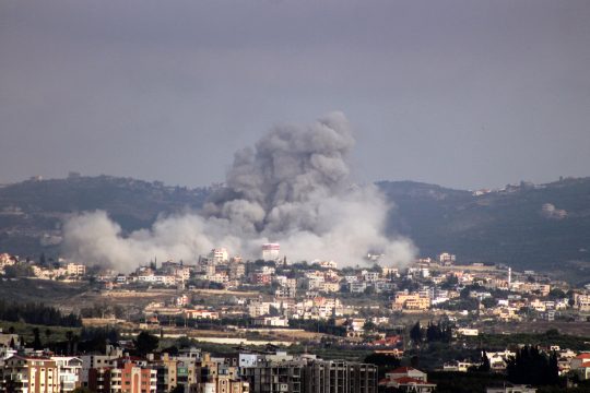 Rauch steigt auf nach israelischen Angriffen auf den Süden Libanons