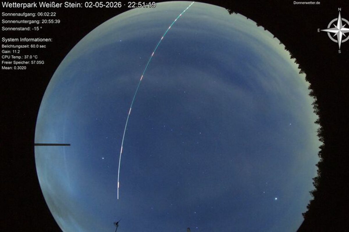 Lichtspur am Nachthimmel, mit Informationen des Wetterparks
